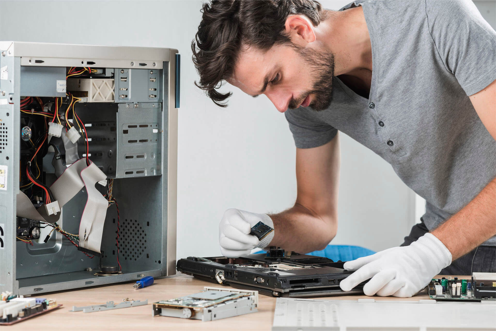 Tehnician iGreen Computers pentru service PC și laptop